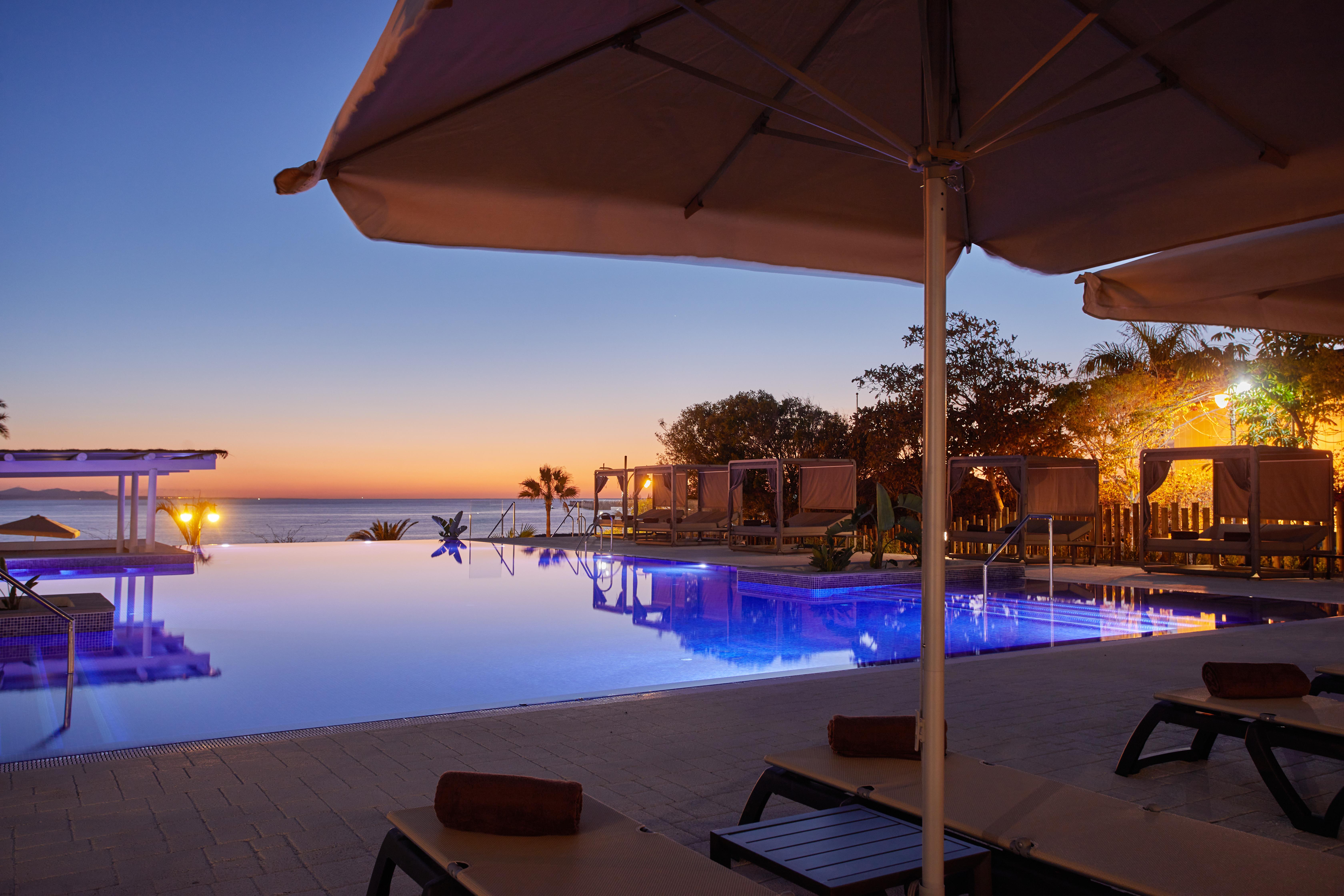 Dreams Lanzarote Playa Dorada Resort & Spa Playa Blanca  Esterno foto Sunset at the pool