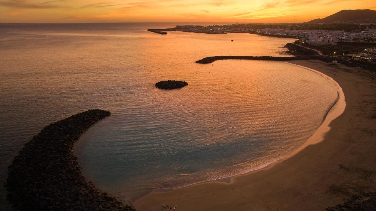 Dreams Lanzarote Playa Dorada Resort & Spa Playa Blanca  Esterno foto Aerial view of the bay