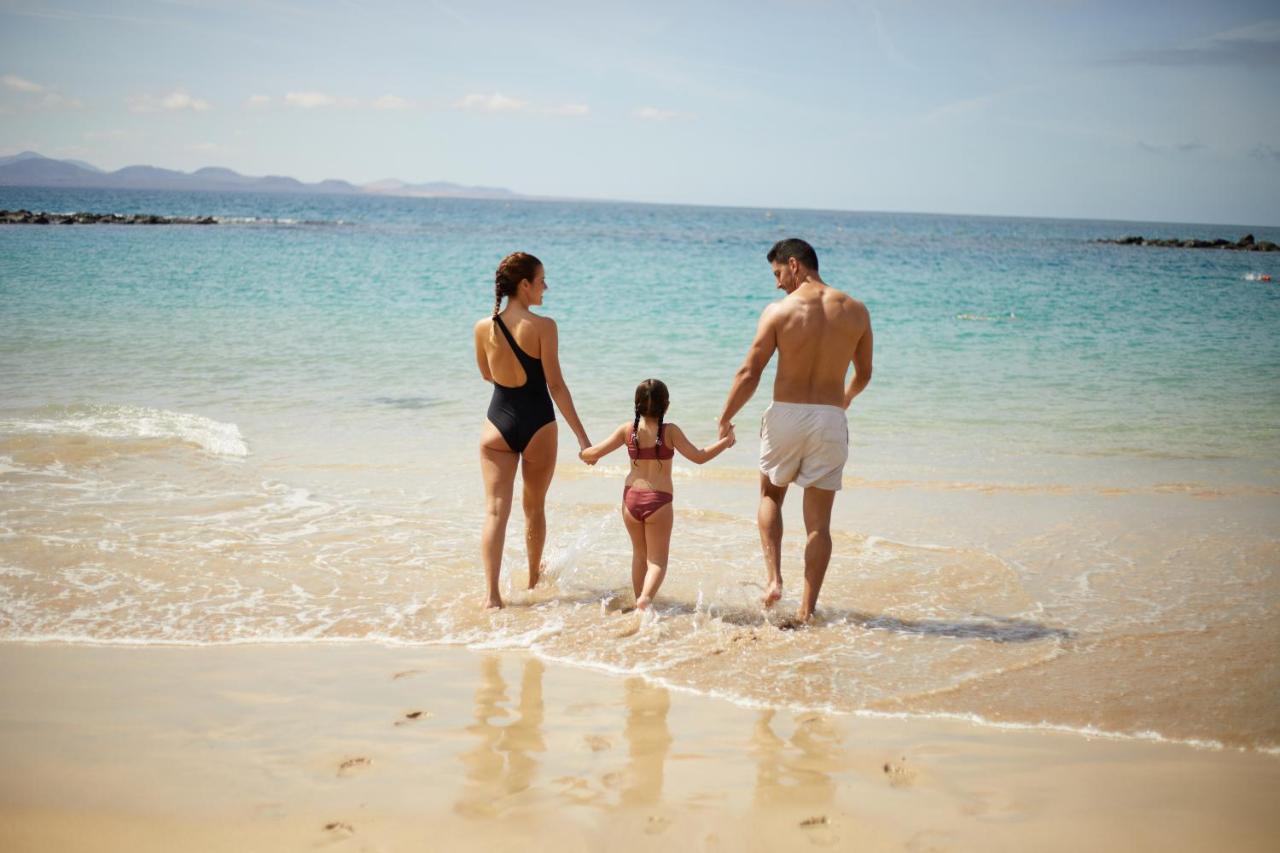 Dreams Lanzarote Playa Dorada Resort & Spa Playa Blanca  Esterno foto Family on a beach
