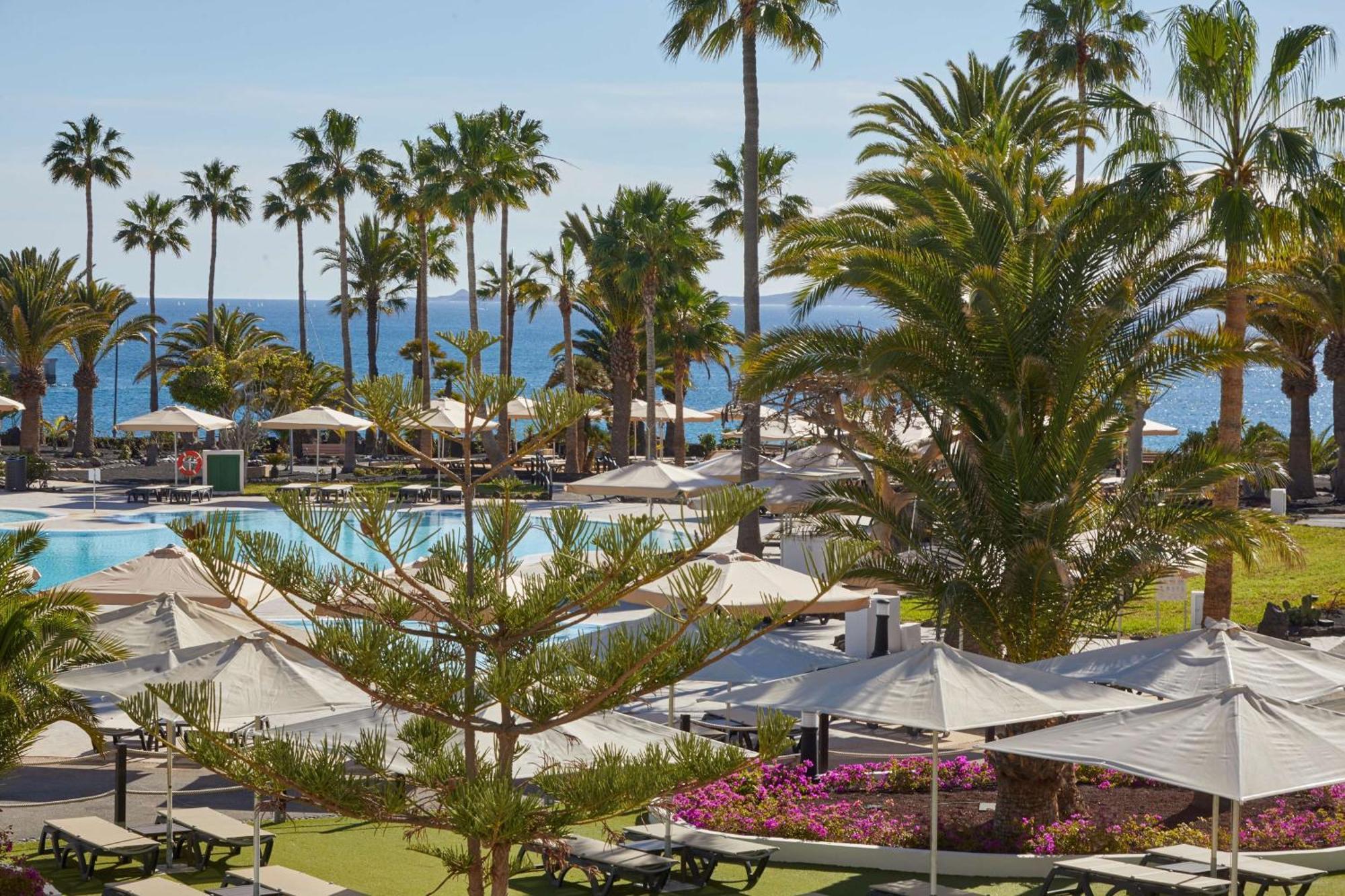 Dreams Lanzarote Playa Dorada Resort & Spa Playa Blanca  Esterno foto The resort's pool area