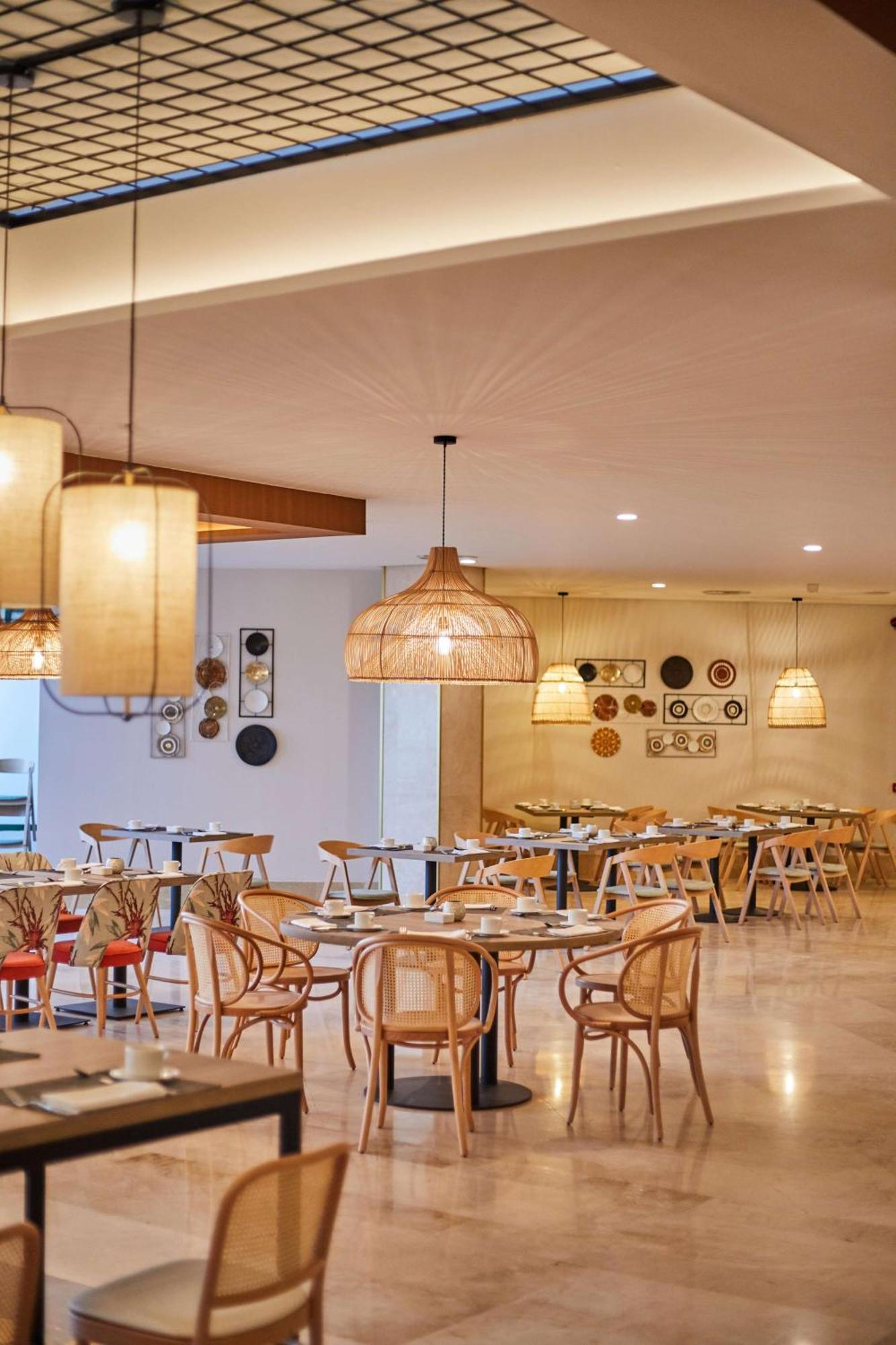 Dreams Lanzarote Playa Dorada Resort & Spa Playa Blanca  Esterno foto The restaurant at the hotel