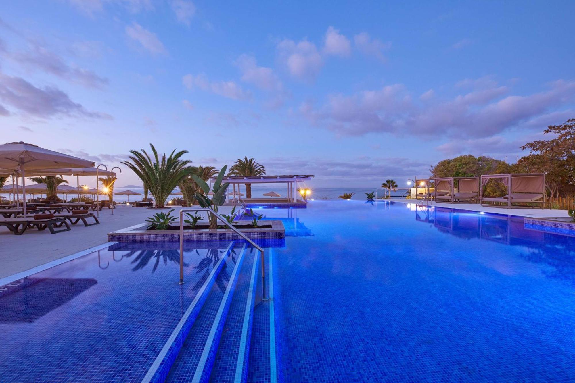 Dreams Lanzarote Playa Dorada Resort & Spa Playa Blanca  Esterno foto Infinity pool at the resort