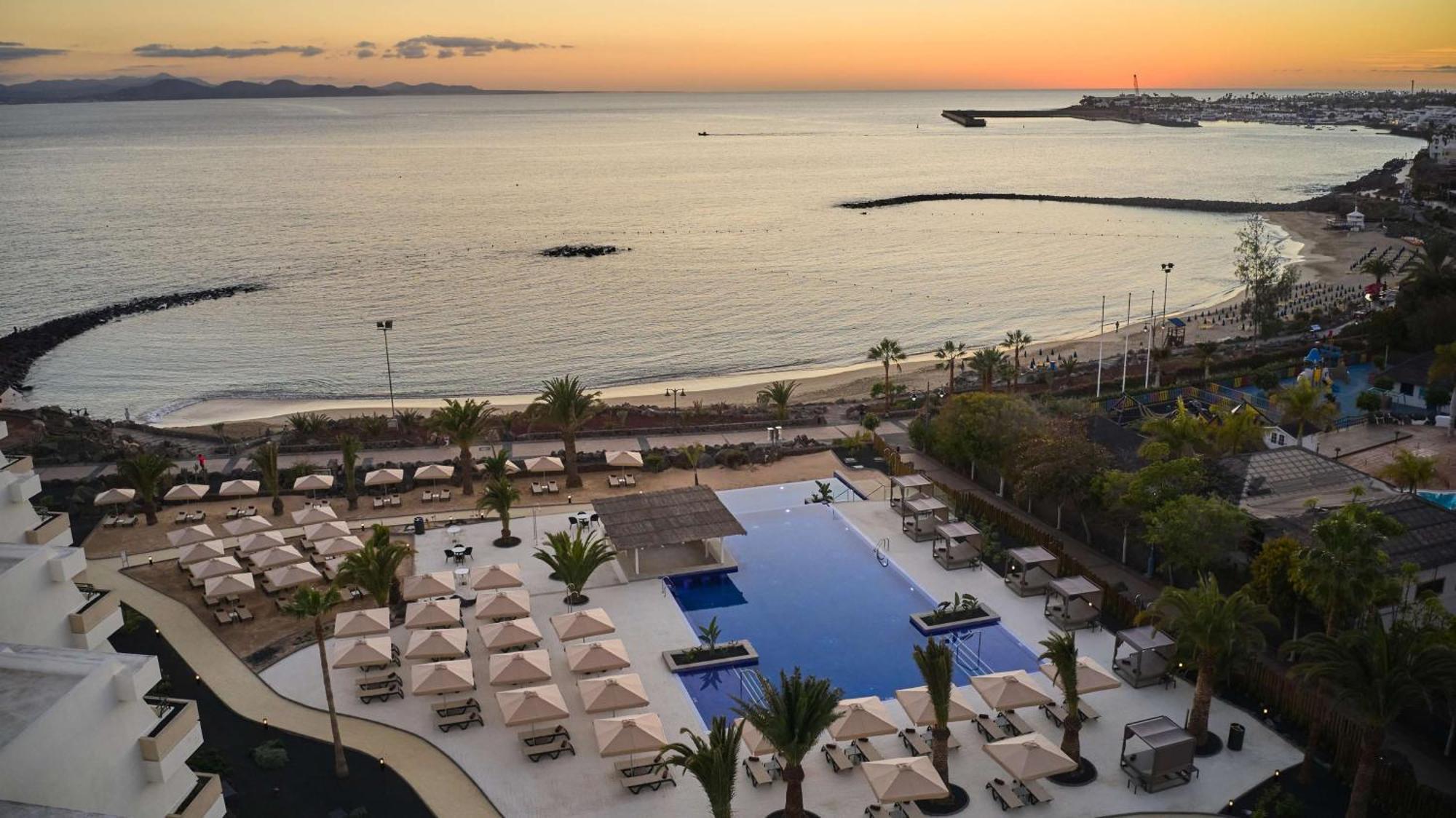Dreams Lanzarote Playa Dorada Resort & Spa Playa Blanca  Esterno foto Sunset at the beach of the hotel